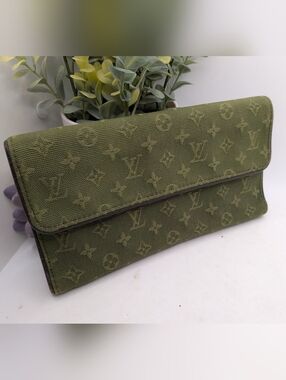 Louis Vuitton Monogram Mini Lin International Wallet - Kaki Green